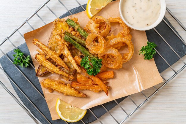 Vegetais fritos mistos (cebola, cenoura, milho bebê, abóbora) no estilo tempura