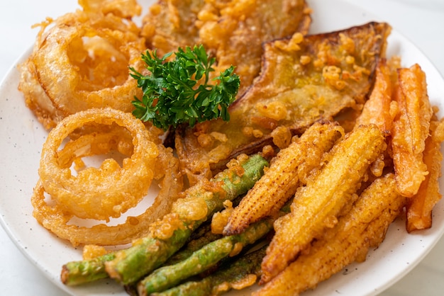 Vegetais fritos mistos (cebola, cenoura, milho bebê, abóbora) ou tempura, estilo de comida vegetariana