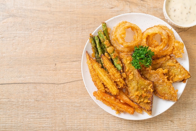 Vegetais fritos mistos (cebola, cenoura, milho bebê, abóbora) ou tempura - estilo de comida vegetariana