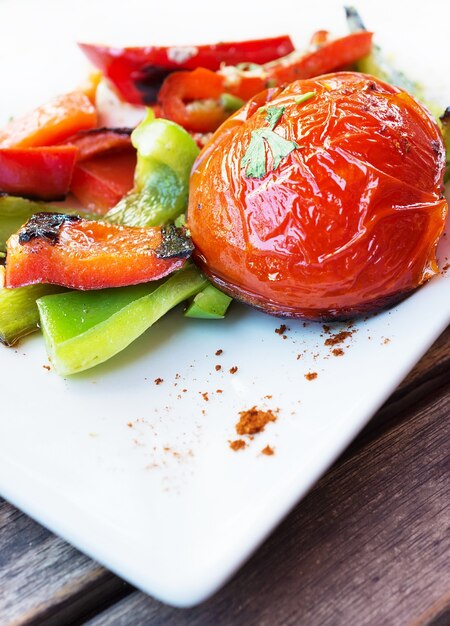 Vegetais grelhados. Fatias de tomate e pimentão.