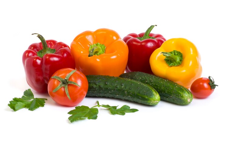 Vegetais multicoloridos em um fundo branco