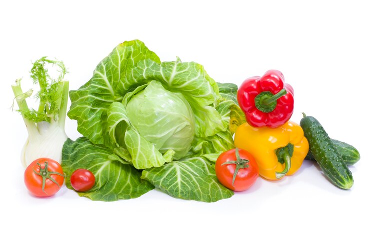Vegetais multicoloridos em um fundo branco