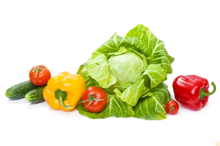 Vegetais multicoloridos em um fundo branco