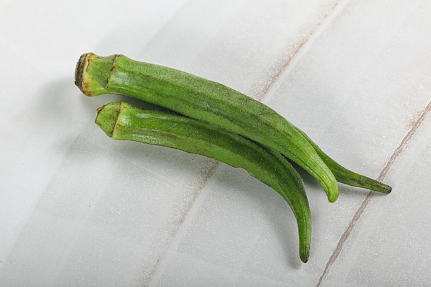 Vegetais orgânicos crus de okra natural