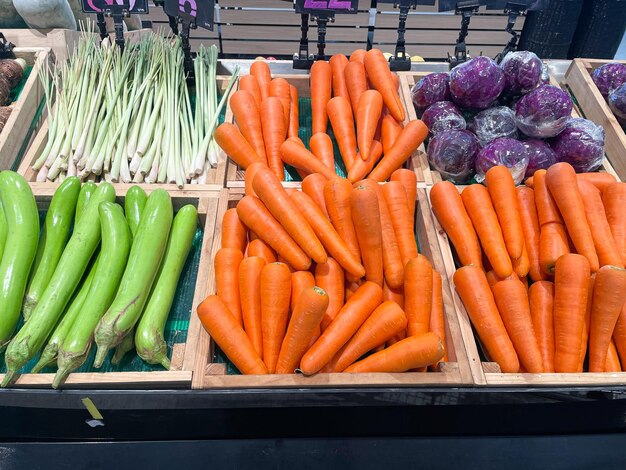 Foto vegetais orgânicos frescos em cesto para venda no supermercado cenoura grama de limão berinjela repolho roxo