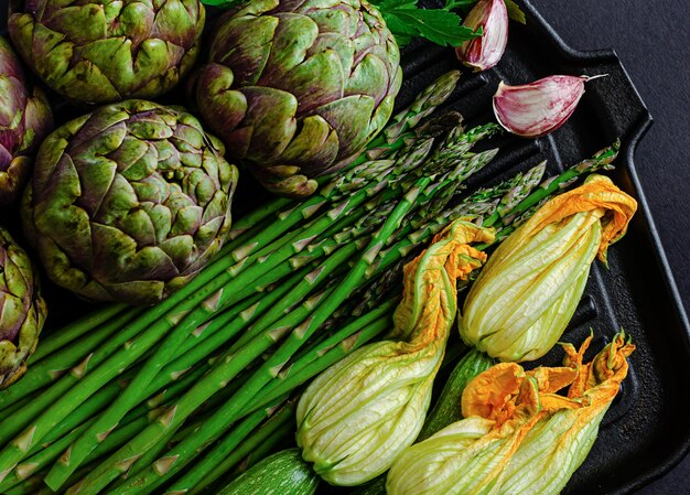 Vegetais orgânicos verdes na mesa escura. Postura plana