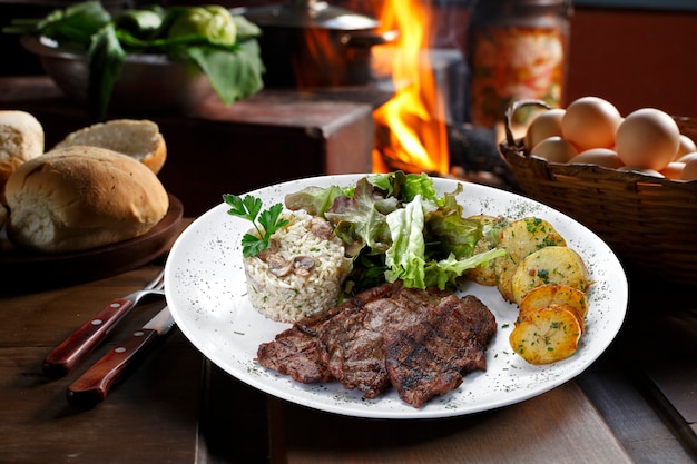 Vegetais, rosbife e purê de batata