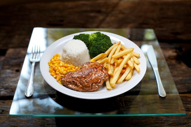 Vegetais, rosbife e purê de batata