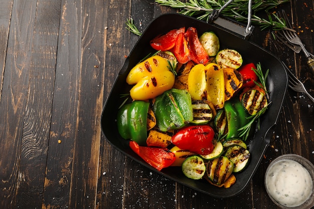 Foto vegetais saborosos saudáveis grelhados na panela