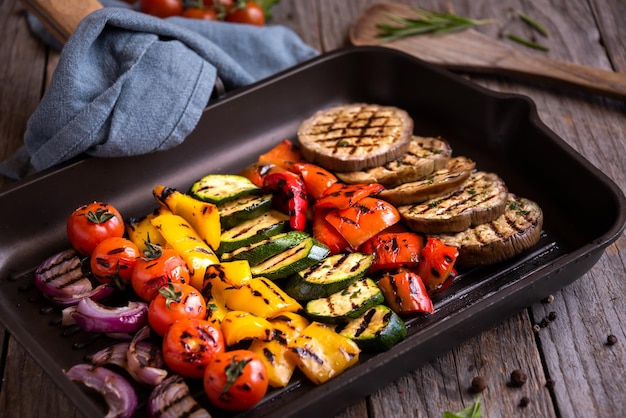 Vegetais variados cozidos grelhados com ervas e especiarias