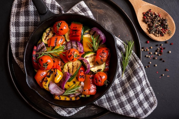 Vegetais variados cozidos grelhados com ervas e especiarias