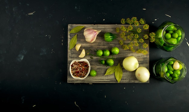 Vegetais verdes e especiarias na tábua de madeira