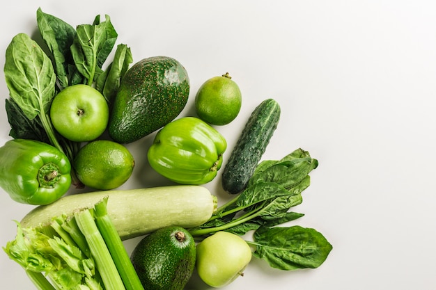 Vegetais verdes e frutas em branco