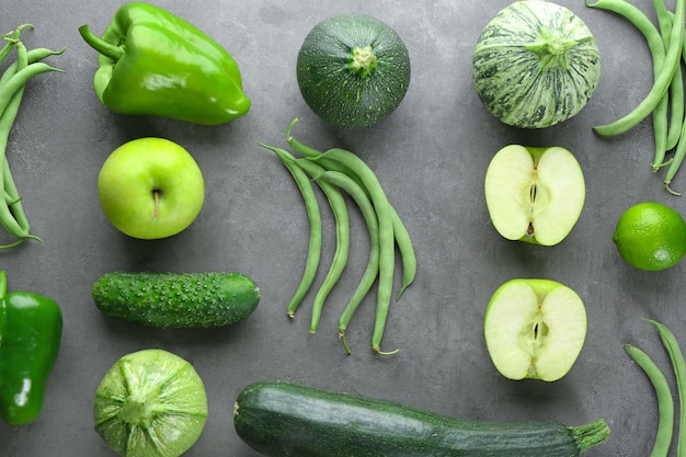 Vegetais verdes e frutas na mesa