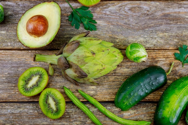 Vegetais verdes em uma dieta de foco seletivo de fundo de madeira ou conceito de comida vegetariana