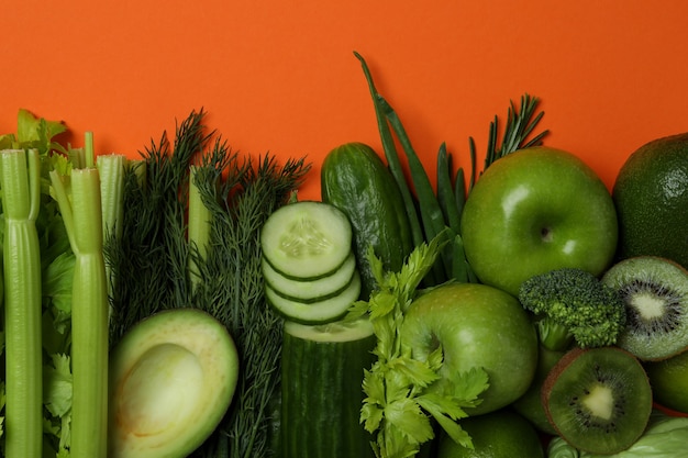 Foto vegetais verdes frescos em fundo laranja