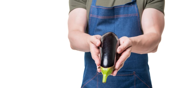 Vegetal de berinjela nas mãos do homem isolado no branco