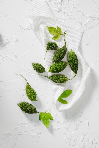 Vegetal de cabaça amargo fresco em uma mesa de concreto