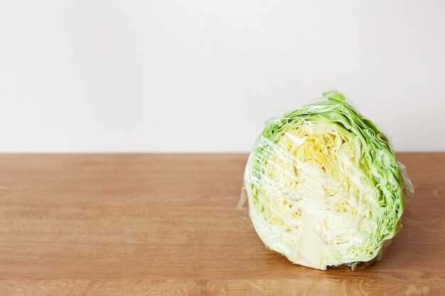 Vegetal de repolho em saco plástico. questão de embalagens plásticas de uso único.