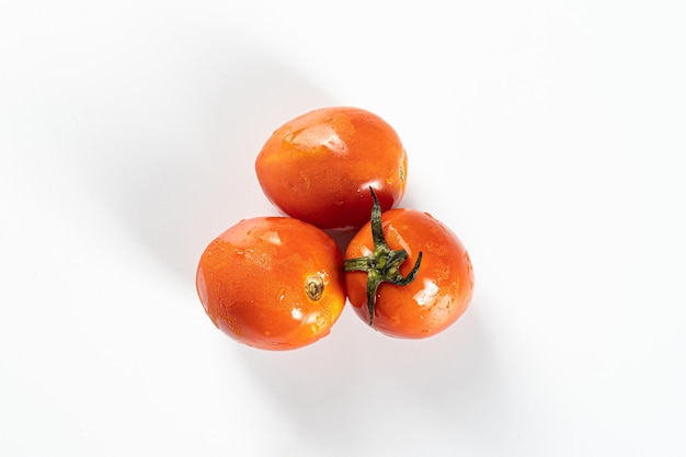 Vegetal de tomate fesh isolado no fundo branco