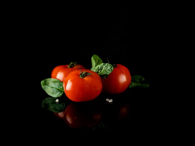 Vegetal de tomate vermelho em uma tigela sobre uma mesa