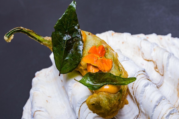 un vegetal con zanahorias naranjas y hojas en él