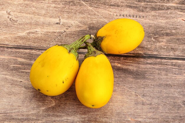 Vegetales de berenjena crudos amarillos y maduros asiáticos