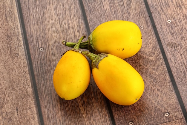 Vegetales de berenjena crudos maduros asiáticos amarillos