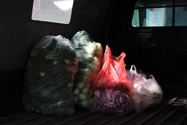 Foto vegetales en bolsas de plástico en el camión