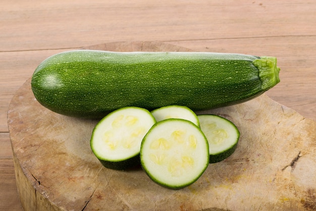 vegetales de calabacín verde sobre fondo de madera