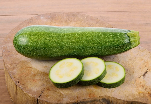 vegetales de calabacín verde sobre fondo de madera