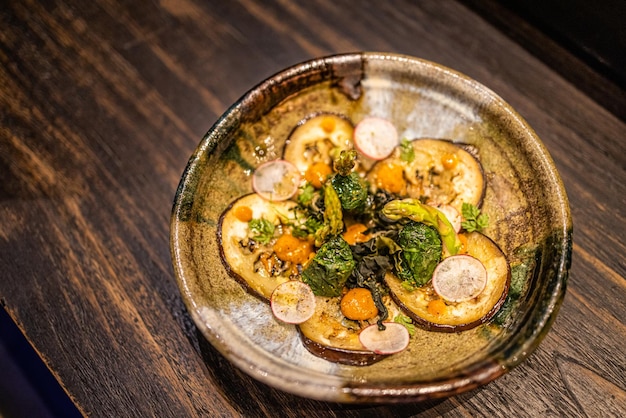 Vegetales coloridos a la parrilla, huevos de avena, pimienta de calabacín con especias y albahaca verde en la mesa de servicio