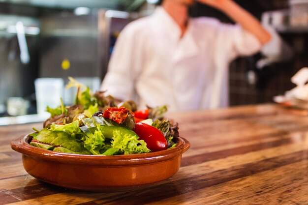 Foto vegetales frescos en un cuenco en la mesa en un restaurante