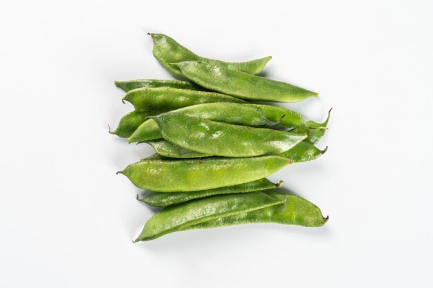 Vegetales de frijol fresco aislado sobre fondo blanco.