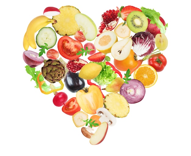 Vegetales y frutas formando un corazón. Alimentos saludables para el concepto de bienestar