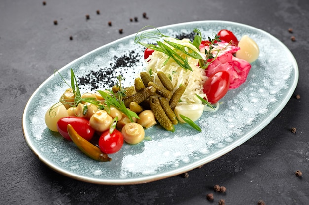 Vegetales marinados con champiñones en la oscuridad