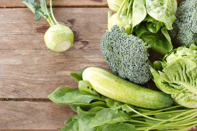 Vegetales orgánicos en el fondo de madera.