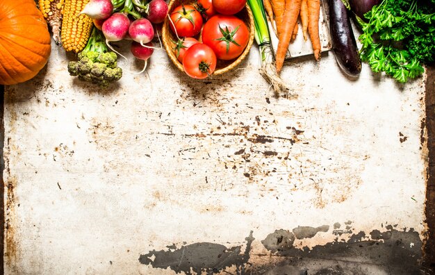 Vegetales orgánicos. Verduras y hierbas naturales. Sobre mesa rústica.