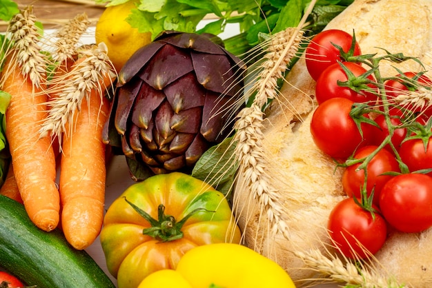 Vegetales con pan en la mesa de la cocina