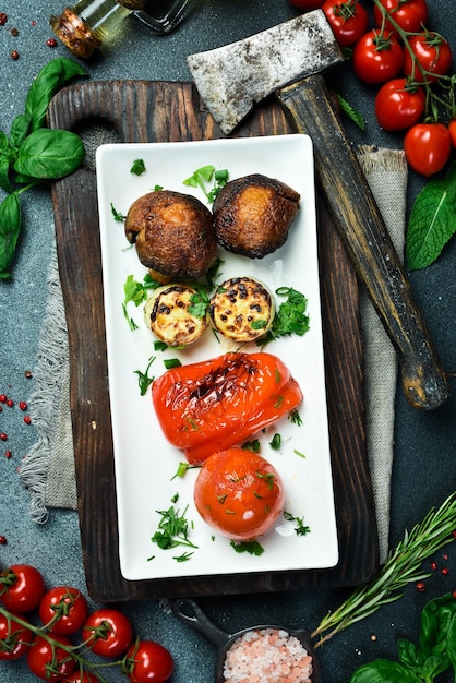 Vegetales a la parrilla en un plato setas a la Parrilla pimentón tomates platos de carne