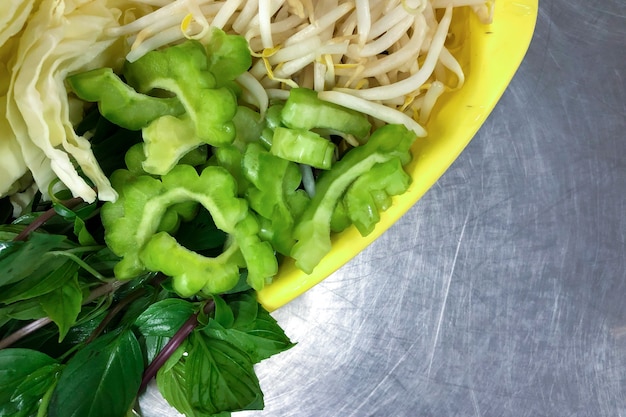 Vegetales para pollo con fideos de melón amargo.