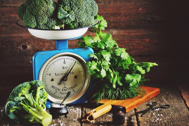 Vegetales saludables en una vieja balanza mecánica soviética