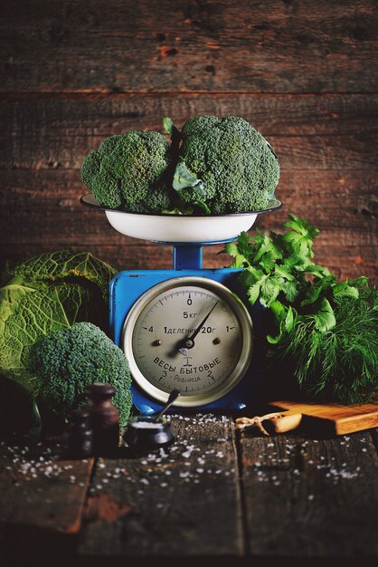 Vegetales saludables en una vieja balanza mecánica soviética