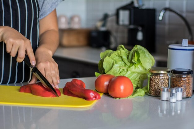 Vegetales en la tabla de cortar en el hogar