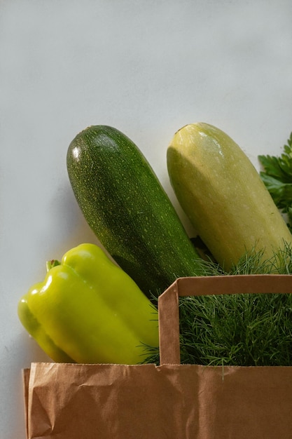 vegetales verdes en una bolsa de papel