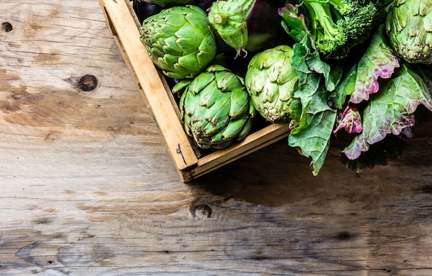 Vegetales verdes orgánicos frescos en una caja de madera