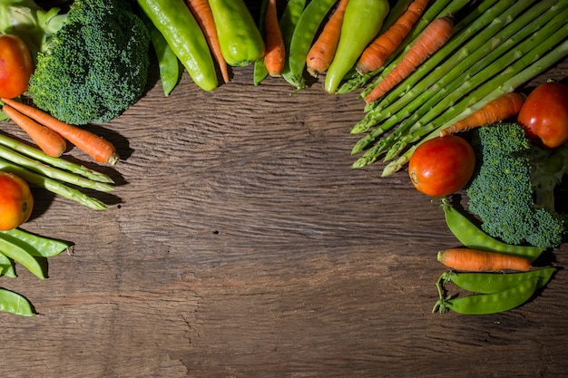 vegetales verdes sobre fondo de madera