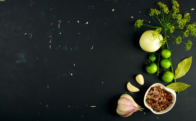 Vegetales verdes sobre una superficie oscura