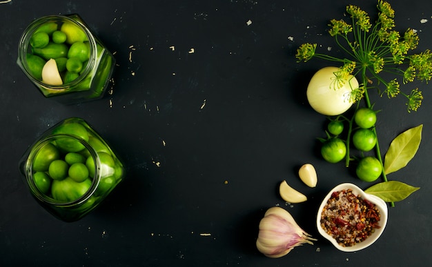 Foto vegetales verdes sobre una superficie oscura