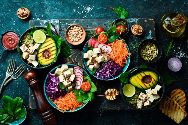 Foto vegetariano saludable comer súper comida el concepto de alimentación saludable en un fondo de piedra negra vista superior